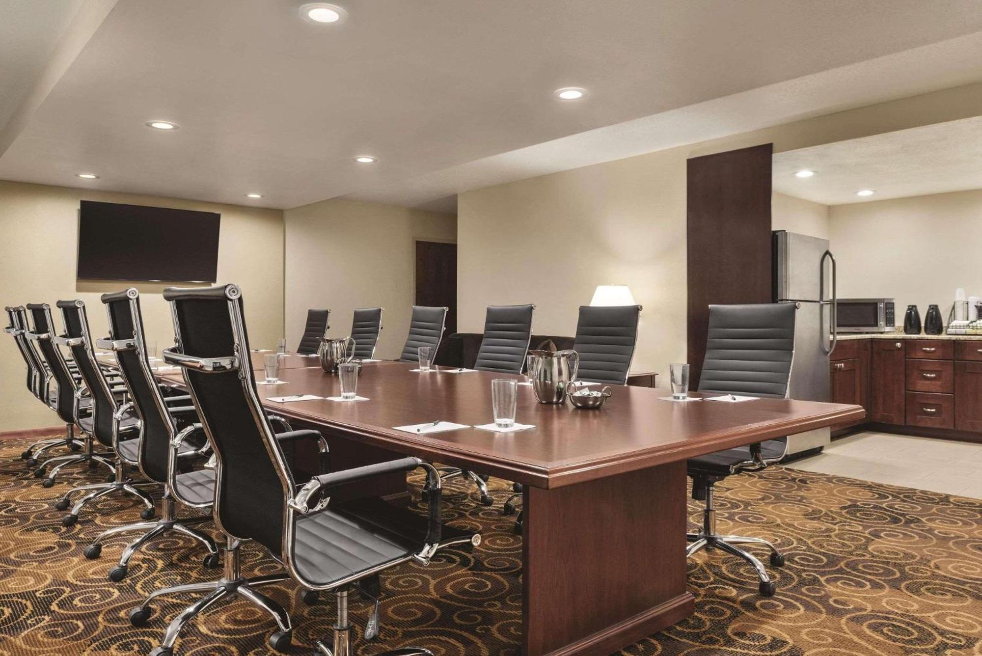Radisson Hotel And Conference Center فوند دو لاك المظهر الخارجي الصورة