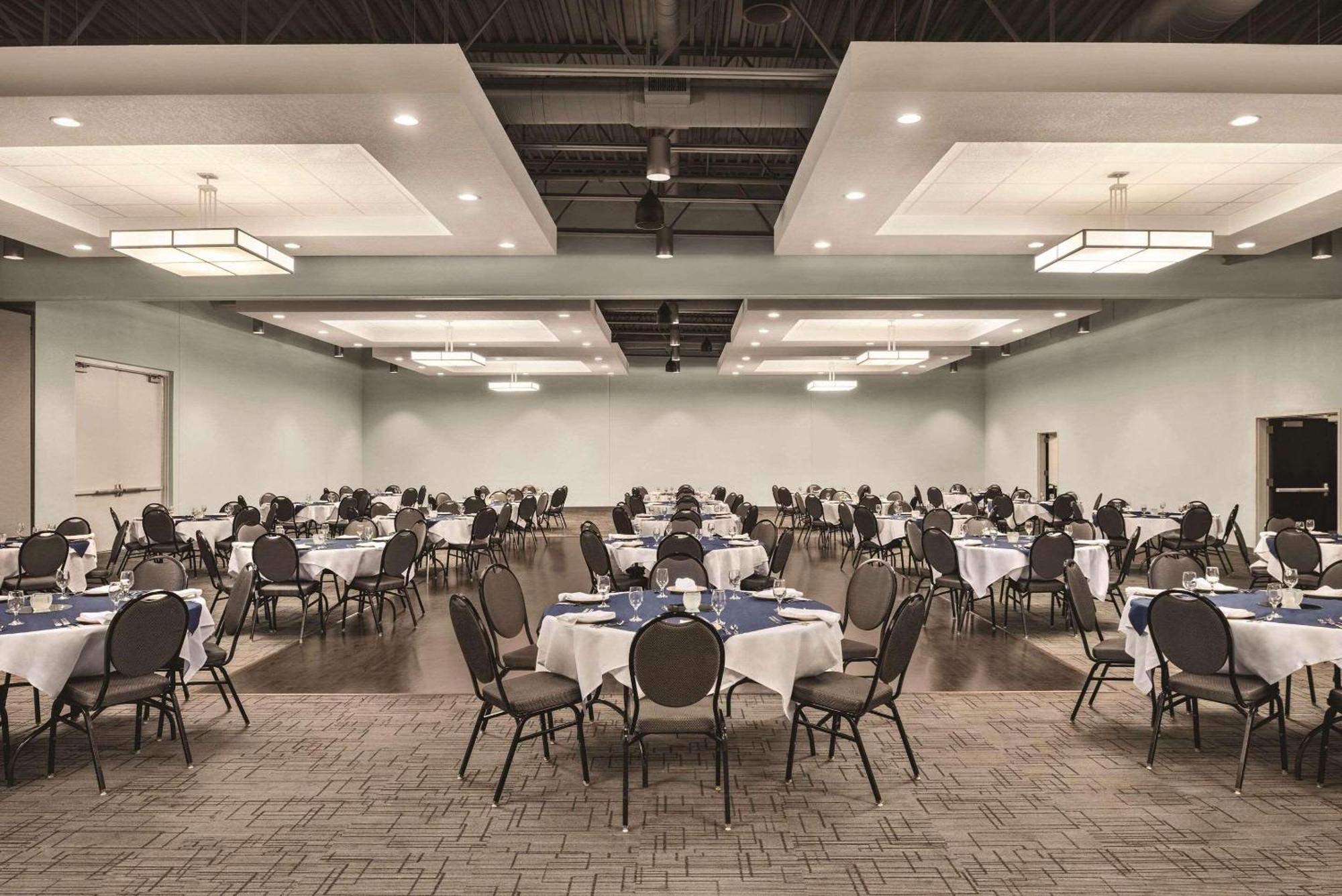 Radisson Hotel And Conference Center فوند دو لاك المظهر الخارجي الصورة